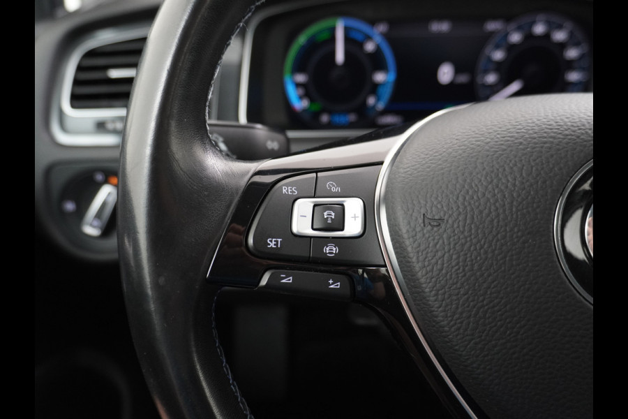 Volkswagen e-Golf AUT SOH=92% Adaptieve Cruise Warmtepomp App-Connect Apple Carplay Android Auto Climatronic Stoelverwarming DAB+ Led Virtual Cockpit Winterpakket  Licht/Regensensor Pdc App-Connect Lmv 17" E-DITION 136PK 290NM Koppel slechts 44.000km