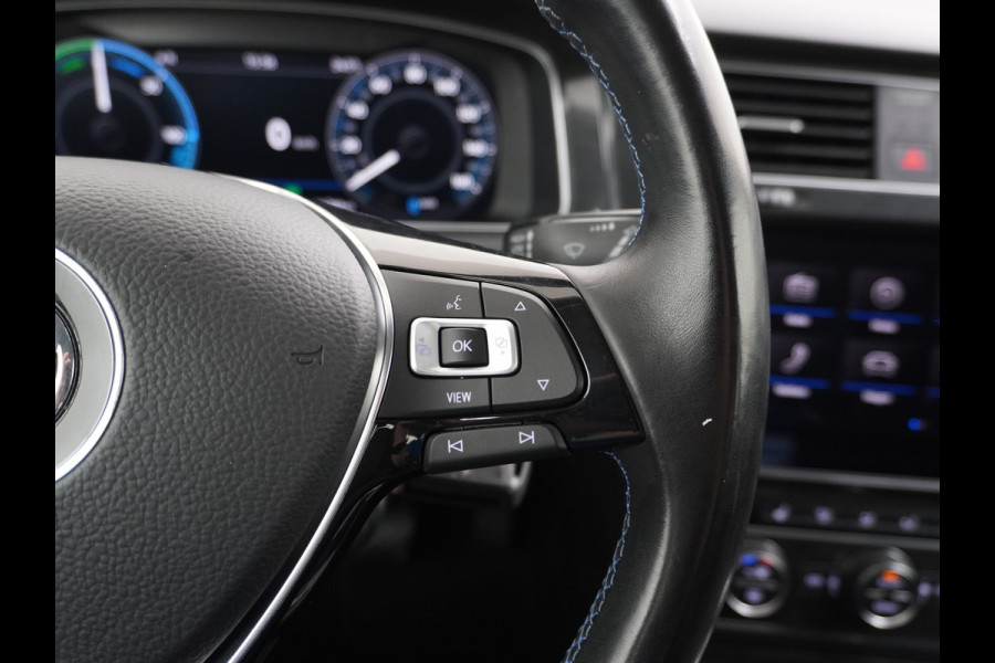 Volkswagen e-Golf AUT SOH=92% Adaptieve Cruise Warmtepomp App-Connect Apple Carplay Android Auto Climatronic Stoelverwarming DAB+ Led Virtual Cockpit Winterpakket  Licht/Regensensor Pdc App-Connect Lmv 17" E-DITION 136PK 290NM Koppel slechts 44.000km