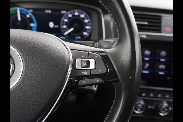 Volkswagen e-Golf AUT SOH=92% Adaptieve Cruise Warmtepomp App-Connect Apple Carplay Android Auto Climatronic Stoelverwarming DAB+ Led Virtual Cockpit Winterpakket  Licht/Regensensor Pdc App-Connect Lmv 17" E-DITION 136PK 290NM Koppel slechts 44.000km