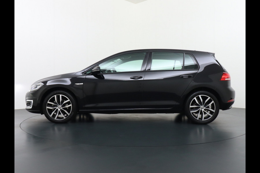 Volkswagen e-Golf AUT SOH=92% Adaptieve Cruise Warmtepomp App-Connect Apple Carplay Android Auto Climatronic Stoelverwarming DAB+ Led Virtual Cockpit Winterpakket  Licht/Regensensor Pdc App-Connect Lmv 17" E-DITION 136PK 290NM Koppel slechts 44.000km