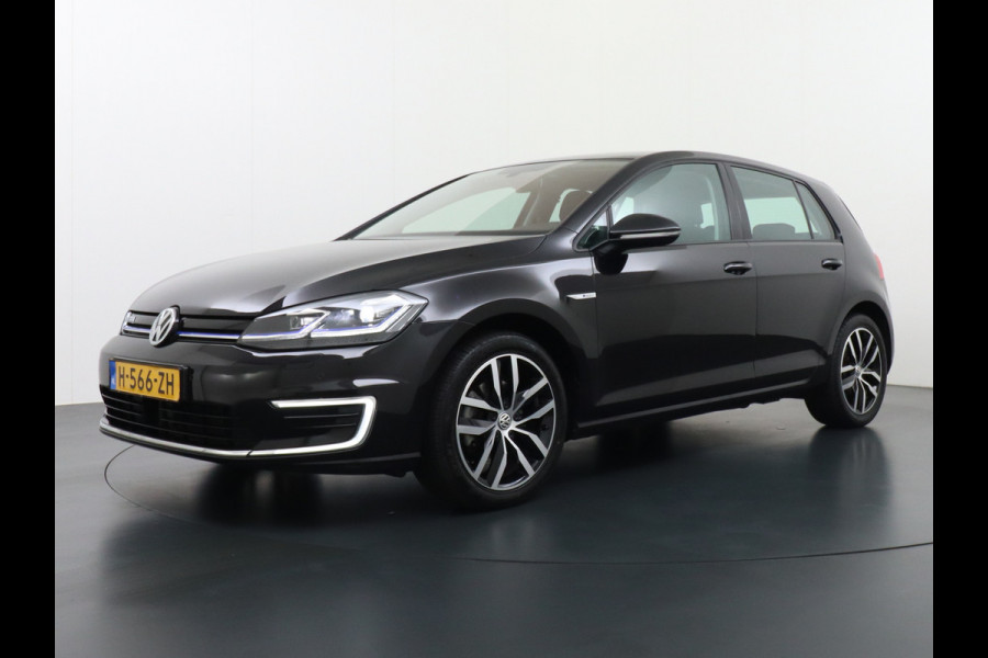 Volkswagen e-Golf AUT SOH=92% Adaptieve Cruise Warmtepomp App-Connect Apple Carplay Android Auto Climatronic Stoelverwarming DAB+ Led Virtual Cockpit Winterpakket  Licht/Regensensor Pdc App-Connect Lmv 17" E-DITION 136PK 290NM Koppel slechts 44.000km