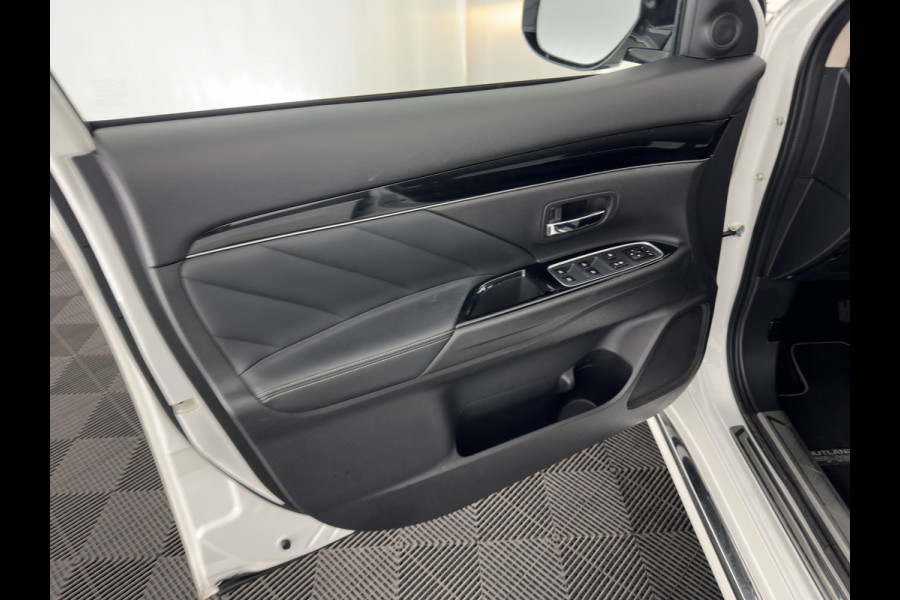 Mitsubishi Outlander 2.4 PHEV Pure (INCL.BTW) *CARPLAY | 1/2LEATHER | KEYLESS | CAMERA | SHIFT-PADDLES | ECC | PDC | CRUISE | 17''ALU | TOWBAR*