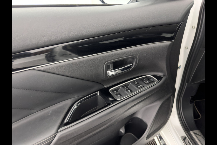Mitsubishi Outlander 2.4 PHEV Pure (INCL.BTW) *CARPLAY | 1/2LEATHER | KEYLESS | CAMERA | SHIFT-PADDLES | ECC | PDC | CRUISE | 17''ALU | TOWBAR*