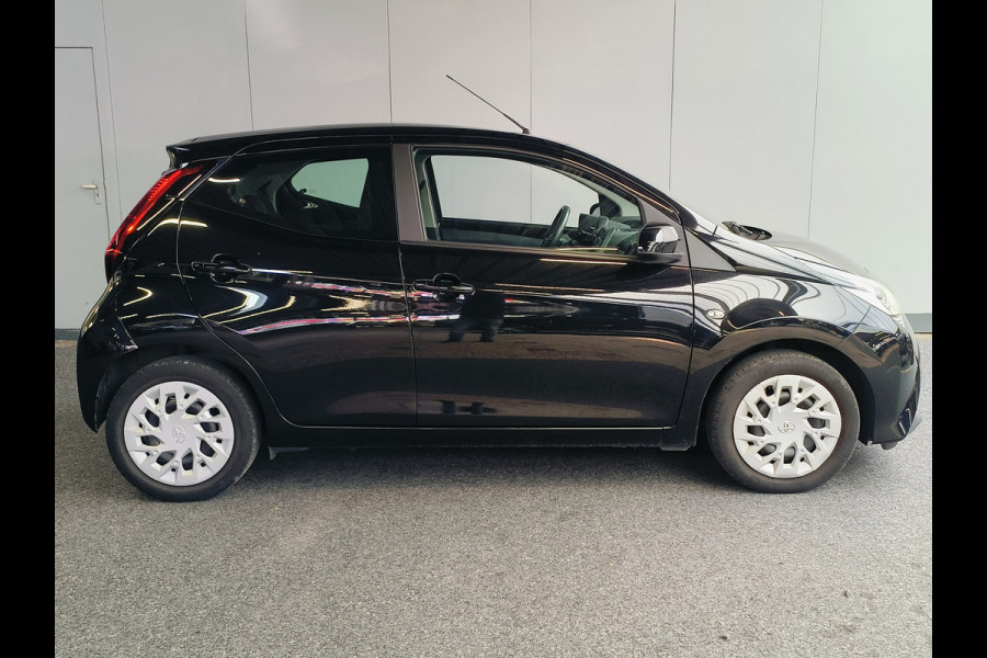 Toyota Aygo 1.0 VVT-i x-play AUTOMAAT uit 2020 Rijklaar + 12 maanden Bovag-garantie Henk Jongen Auto's in Helmond,  al 50 jaar service zoals 't hoort!