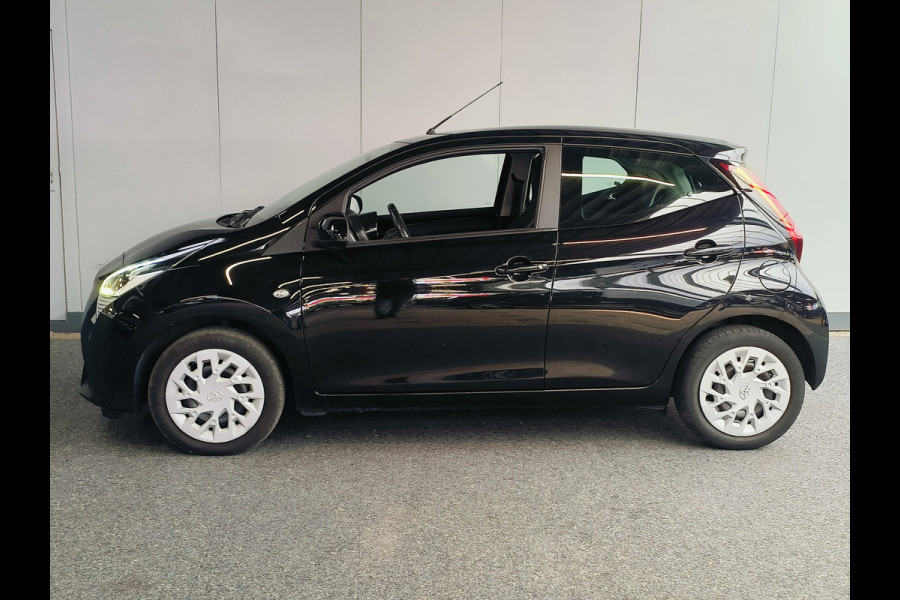Toyota Aygo 1.0 VVT-i x-play AUTOMAAT uit 2020 Rijklaar + 12 maanden Bovag-garantie Henk Jongen Auto's in Helmond,  al 50 jaar service zoals 't hoort!