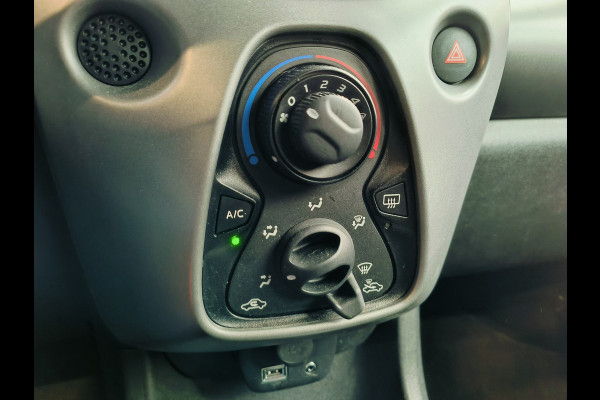 Toyota Aygo 1.0 VVT-i x-play AUTOMAAT uit 2020 Rijklaar + 12 maanden Bovag-garantie Henk Jongen Auto's in Helmond,  al 50 jaar service zoals 't hoort!
