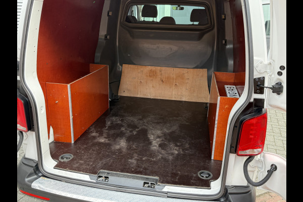Volkswagen Transporter 2.0 TDI L2H1 30 DC Highline | Camera | Trekhaak | Automaat Volkswagen Transporter 2.0 TDI L2H1 30 DC Highline | Camera | Trekhaak | Automaat