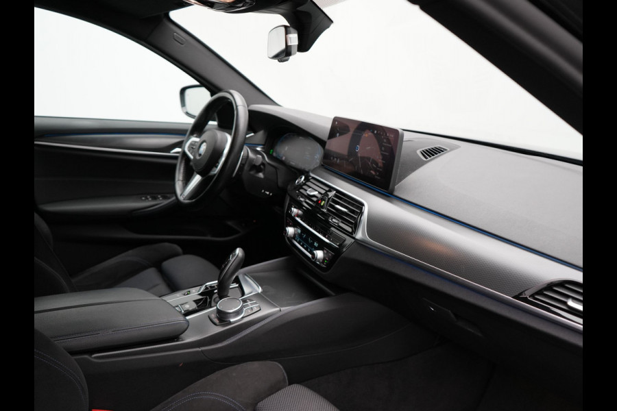 BMW 5 Serie Touring 530e M Sport Plug In Hybrid 293pk Dealer O.H PHEV | Head Up | 360 Camera | Laser LED |  Alcantara Sportstoelen Verwarmd | Blis | Apple Carplay | M Sportstuur | Navigatie | Virtual | DAB |