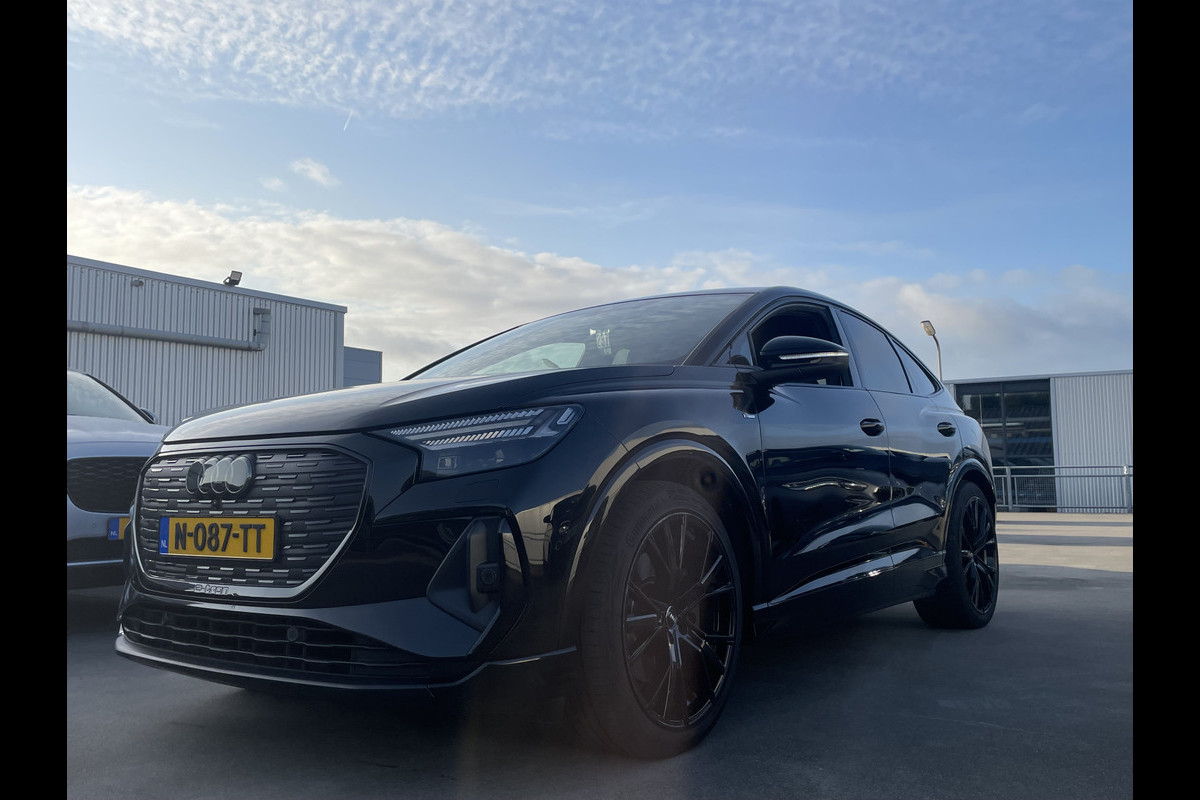 Audi Q4 Sportback e-tron 40 Launch edition S Competition 77 kWh | Black on Black | Trehaak wegklapbaar | Meer foto's volgen!