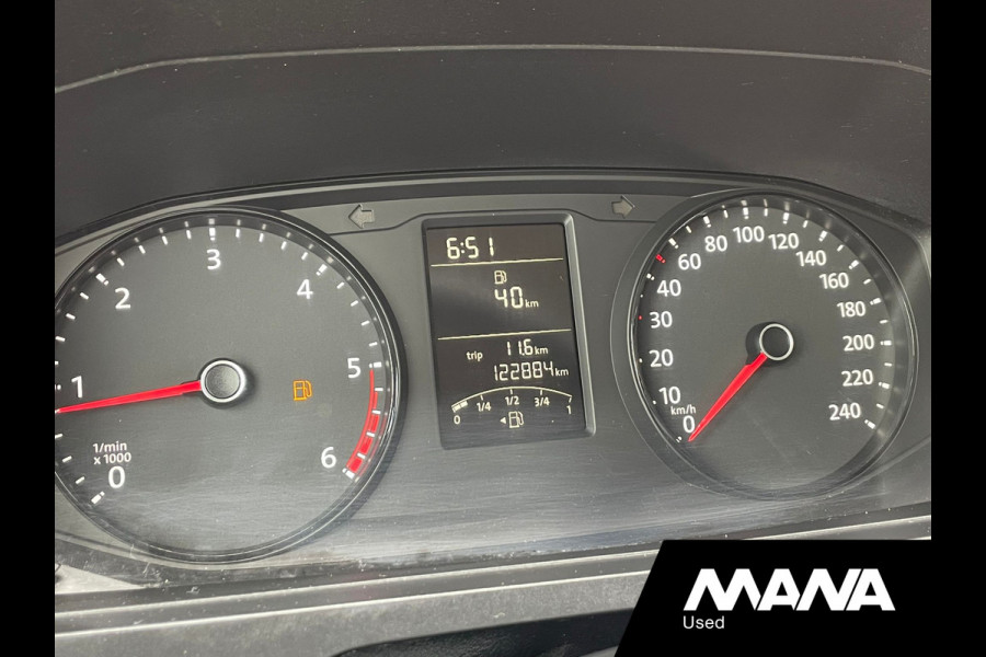 Volkswagen Transporter 2.0TDI L2H1 102PK DC Comfortline 5 Zits Airco Trekhaak
