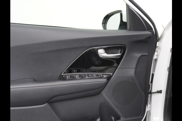 Kia e-Niro DynamicLine 64kWh Warmtepomp Apple Carplay Android Auto Navi Ecc Adap.Cruise Camera Pdc DAB Stoel+Stuurverwarming Lane Assist Kia Connect Dealeronderhouden Origineel Nederlandse Auto