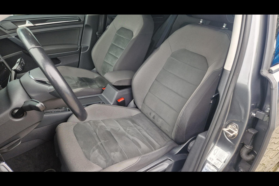 Volkswagen Golf 1.5 TSI Highline | 150PK | Elektr.glazen pano.dak | Virtual Cockpit | ergoActive stoelpakket | Trekhaak | Adaptive Cruise | Camera| LMV