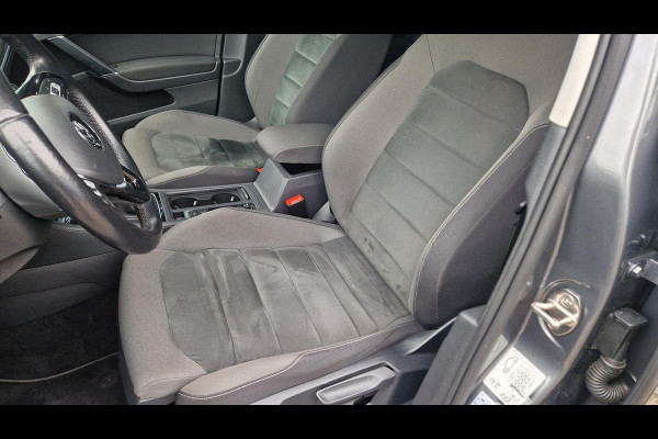 Volkswagen Golf 1.5 TSI Highline | 150PK | Elektr.glazen pano.dak | Virtual Cockpit | ergoActive stoelpakket | Trekhaak | Adaptive Cruise | Camera| LMV