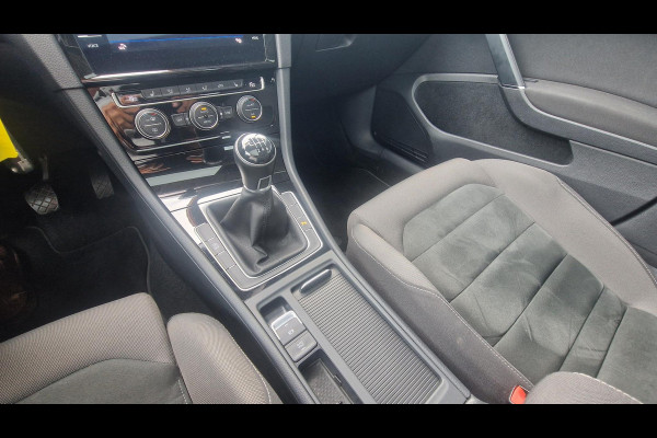 Volkswagen Golf 1.5 TSI Highline | 150PK | Elektr.glazen pano.dak | Virtual Cockpit | ergoActive stoelpakket | Trekhaak | Adaptive Cruise | Camera| LMV