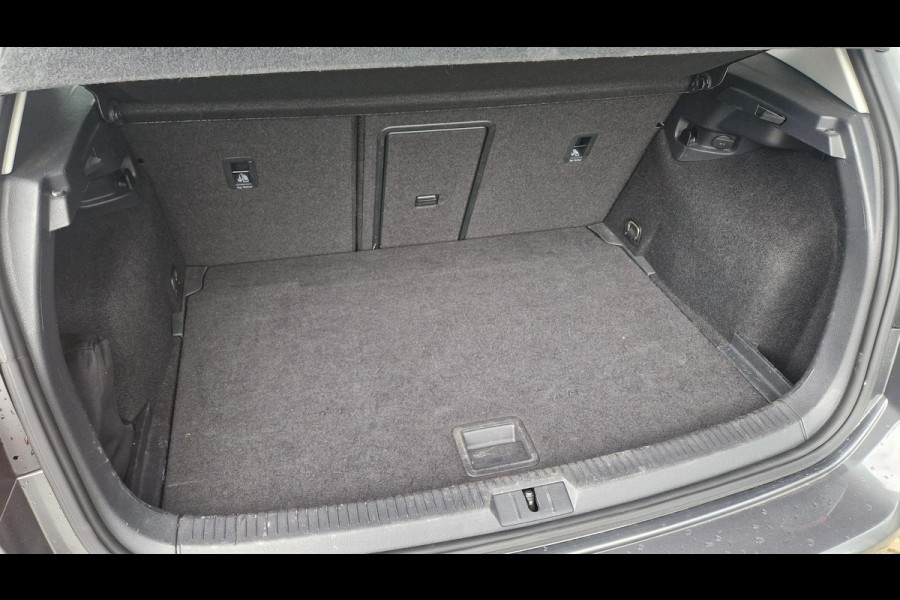 Volkswagen Golf 1.5 TSI Highline | 150PK | Elektr.glazen pano.dak | Virtual Cockpit | ergoActive stoelpakket | Trekhaak | Adaptive Cruise | Camera| LMV