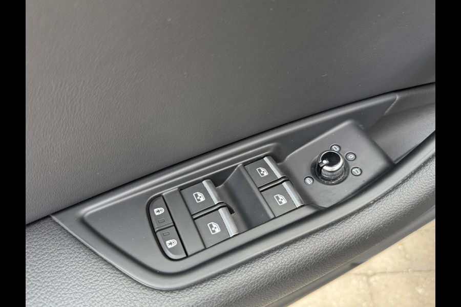 Audi A4 Avant 40 TFSI S-line Automaat | Volleer | Adaptieve cruise control | Lane assist | Afgevlakt sportstuur | Grootlichtassistent |