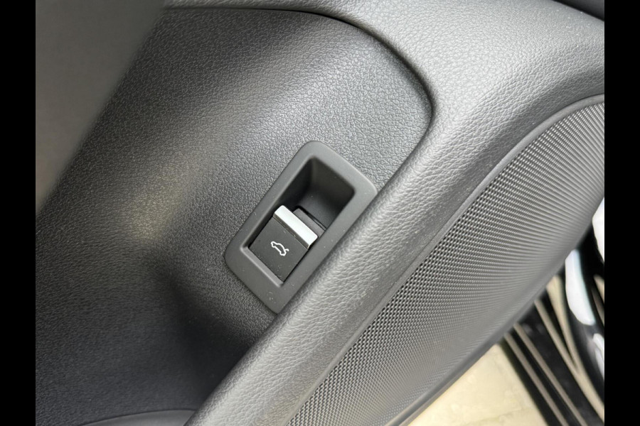 Audi A4 Avant 40 TFSI S-line Automaat | Volleer | Adaptieve cruise control | Lane assist | Afgevlakt sportstuur | Grootlichtassistent |