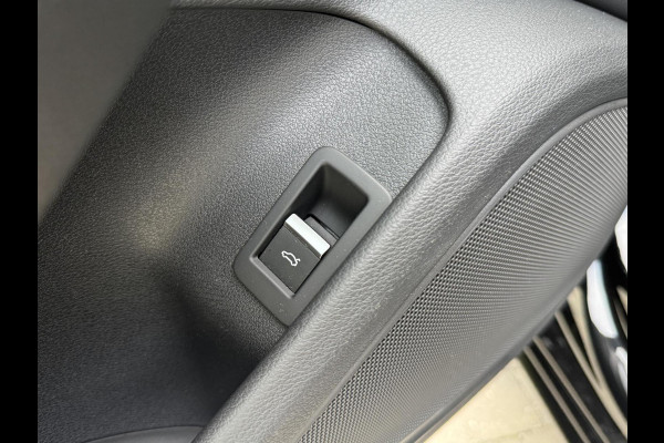 Audi A4 Avant 40 TFSI S-line Automaat | Volleer | Adaptieve cruise control | Lane assist | Afgevlakt sportstuur | Grootlichtassistent |