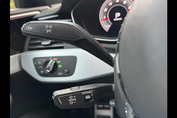 Audi A4 Avant 40 TFSI S-line Automaat | Volleer | Adaptieve cruise control | Lane assist | Afgevlakt sportstuur | Grootlichtassistent |