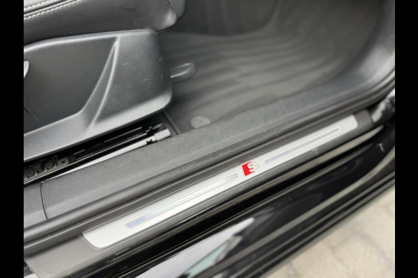 Audi A4 Avant 40 TFSI S-line Automaat | Volleer | Adaptieve cruise control | Lane assist | Afgevlakt sportstuur | Grootlichtassistent |