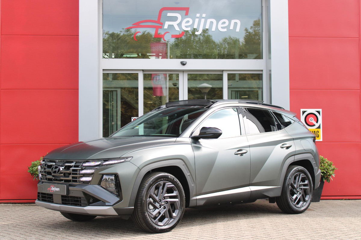 Hyundai Tucson 1.6 T-GDI PHEV 252PK 20TH ANNIVERSARY+SKY *NIEUW* | PANORAMISCH SCHUIF/KANTELDAK | STUUR / STOELVERWARMING | FULL LED KOPLAMPEN | HALF ALCANTARA / LEDER 20TH ANNIVERSARY DESIGN MET GROENE STIKSELS | NAVIGATIE | ADAPTIVE CRUISE CONTROL | DRAADLOOS APPLE CARPLAY / ANDROID AUTO | DRAADLOOS TELEFOONLADER | ELEKTRISCH BEDIENBARE ACHTERKLEP | DODEHOEK DETECTIE | 3 FASE CLIMATE CONTROL | KRELL PREMIUM AUDIO | 19"INCH 20TH ANNIVERSARY VELGEN | ZONWERING IN ACHTER PORTIEREN | PINE GREEN MATTE METALLIC LAK | DEURLIJSTEN MET LUXE AFWERKING | DAKRAILS ZWART | Hyundai Tucson 1.6 T-GDI PHEV 252PK 20TH ANNIVERSARY+SKY *NIEUW* | PANORAMISCH SCHUIF/KANTELDAK | STUUR / STOELVERWARMING | FULL LED KOPLAMPEN | HALF ALCANTARA / LEDER 20TH ANNIVERSARY DESIGN MET GROENE STIKSELS | NAVIGATIE | ADAPTIVE CRUISE CONTROL | DRAADLOOS APPLE CARPLAY / ANDROID AUTO | DRAADLOOS TELEFOONLADER | ELEKTRISCH BEDIENBARE ACHTERKLEP | DODEHOEK DETECTIE | 3 FASE CLIMATE CONTROL | KRELL PREMIUM AUDIO | 19"INCH 20TH ANNIVERSARY VELGEN | ZONWERING IN ACHTER PORTIEREN | PINE GREEN MATTE METALLIC LAK | DEURLIJSTEN MET LUXE AFWERKING | DAKRAILS ZWART |
