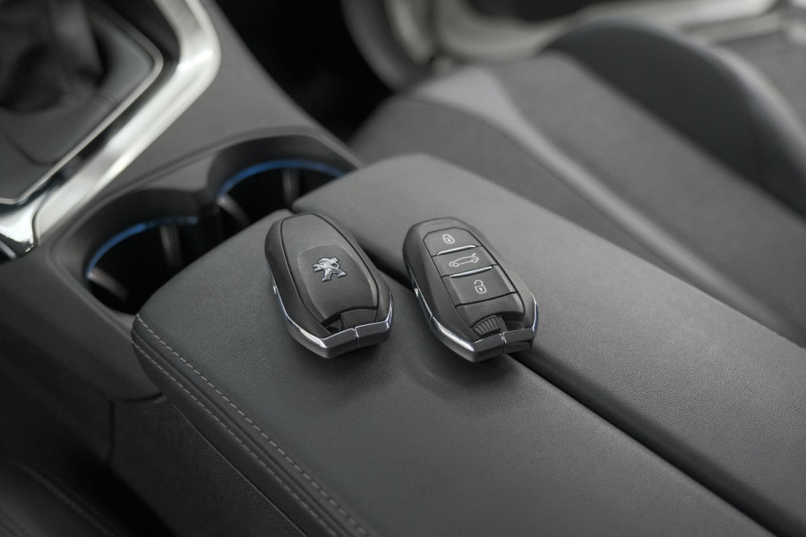 Peugeot 3008 PureTech 130 Allure | Camera | Dodehoekdetectie | Elektronische Kofferklep | Apple Carplay