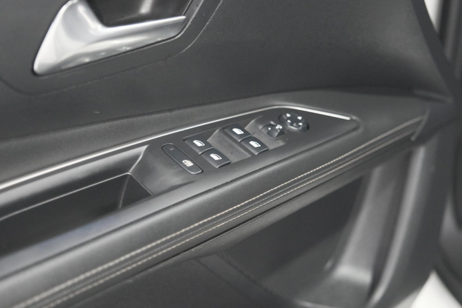 Peugeot 3008 PureTech 130 Allure | Camera | Dodehoekdetectie | Elektronische Kofferklep | Apple Carplay