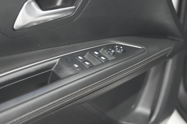 Peugeot 3008 PureTech 130 Allure | Camera | Dodehoekdetectie | Elektronische Kofferklep | Apple Carplay