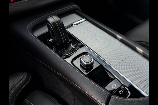 Volvo XC90 2.0 T8 Recharge AWD R-Design Luchtvering|Panorama|Trekhaak|360 Camera|Massage|HUD|22''