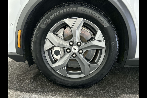 Ford Mustang Mach-E Extended RWD 98 kWh | Achteruitrijcamera | Intelligent adaptive cruise control & speed assist | SoH (batterijcheck) 93,7 % score!