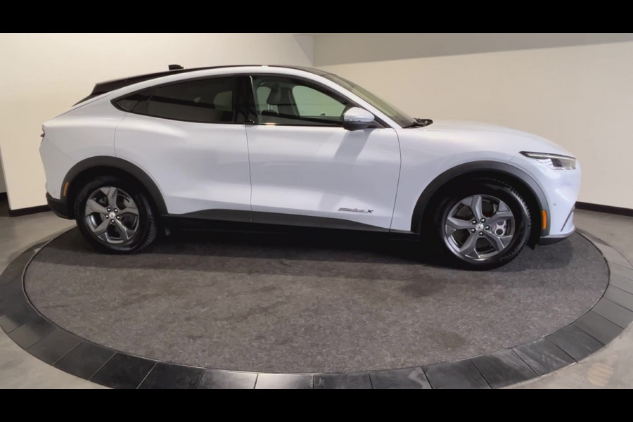 Ford Mustang Mach-E Extended RWD 98 kWh | Achteruitrijcamera | Intelligent adaptive cruise control & speed assist | SoH (batterijcheck) 93,7 % score!