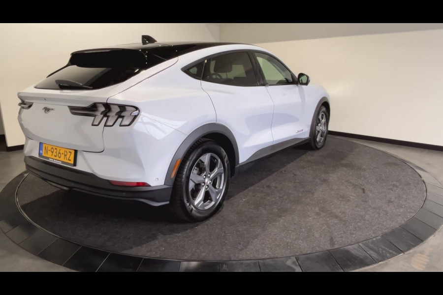 Ford Mustang Mach-E Extended RWD 98 kWh | Achteruitrijcamera | Intelligent adaptive cruise control & speed assist | SoH (batterijcheck) 93,7 % score!