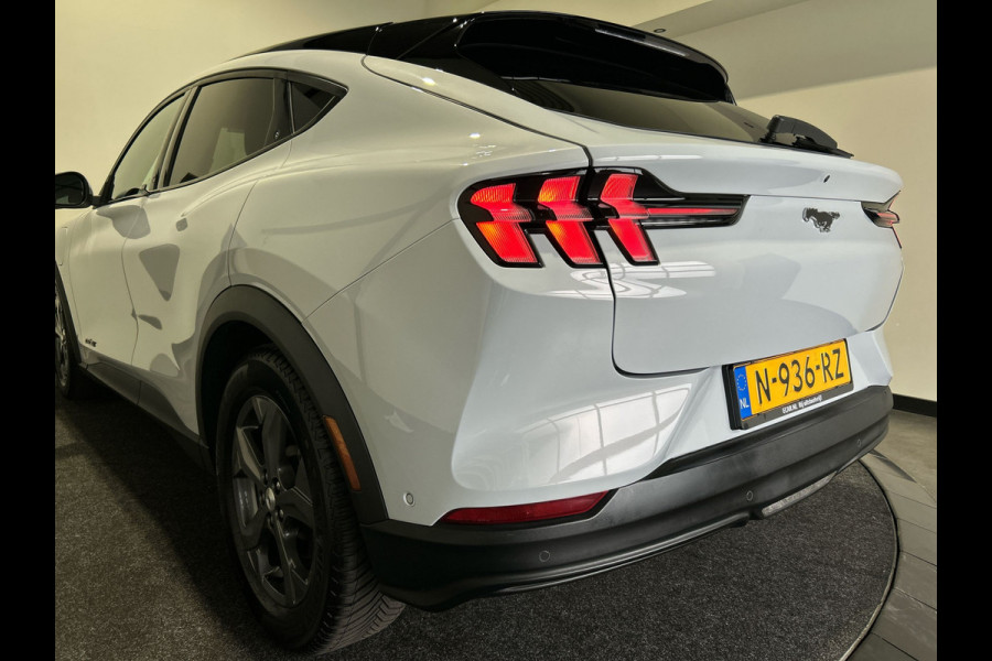 Ford Mustang Mach-E Extended RWD 98 kWh | Achteruitrijcamera | Intelligent adaptive cruise control & speed assist | SoH (batterijcheck) 93,7 % score!