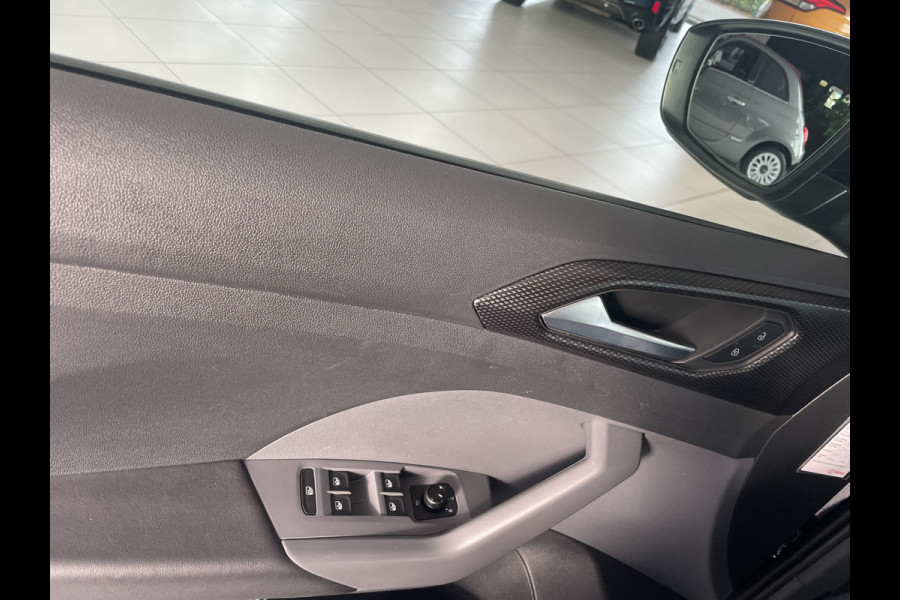 Volkswagen T-Cross 1.0 TSI Life Achteruitrijcamera - Cruise control - Airco - Trekhaak - Dakrails - Stuur leder - Stuur multifunctioneel