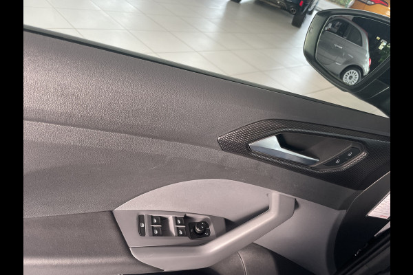 Volkswagen T-Cross 1.0 TSI Life Achteruitrijcamera - Cruise control - Airco - Trekhaak - Dakrails - Stuur leder - Stuur multifunctioneel
