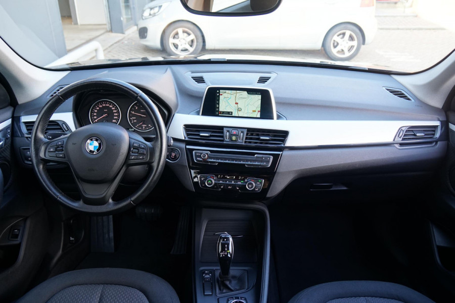 BMW X1 sDrive18i High Executive + SENSOREN / STOELVERWARMING / NAVIGATIE
