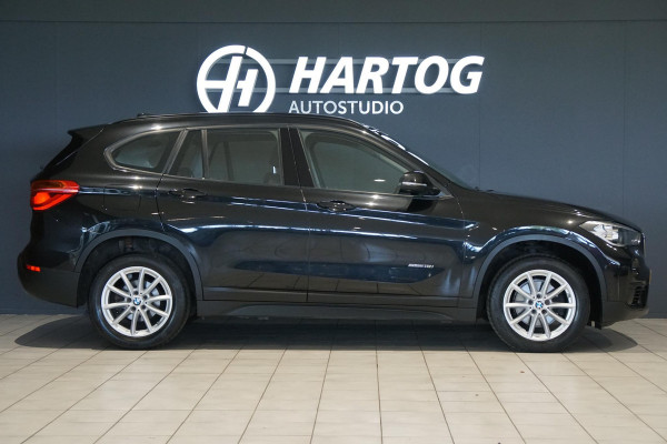 BMW X1 sDrive18i High Executive + SENSOREN / STOELVERWARMING / NAVIGATIE
