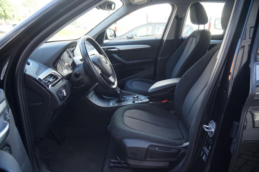 BMW X1 sDrive18i High Executive + SENSOREN / STOELVERWARMING / NAVIGATIE