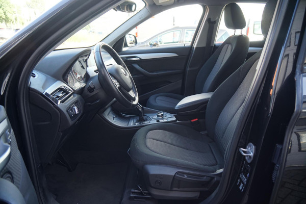 BMW X1 sDrive18i High Executive + SENSOREN / STOELVERWARMING / NAVIGATIE