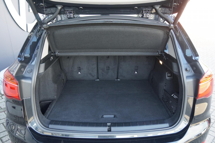 BMW X1 sDrive18i High Executive + SENSOREN / STOELVERWARMING / NAVIGATIE