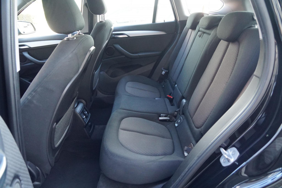 BMW X1 sDrive18i High Executive + SENSOREN / STOELVERWARMING / NAVIGATIE