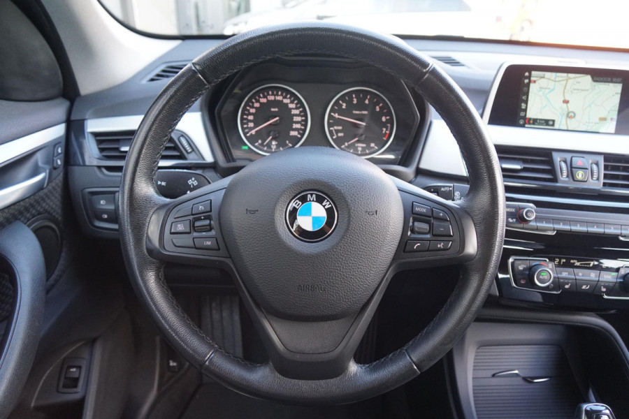 BMW X1 sDrive18i High Executive + SENSOREN / STOELVERWARMING / NAVIGATIE