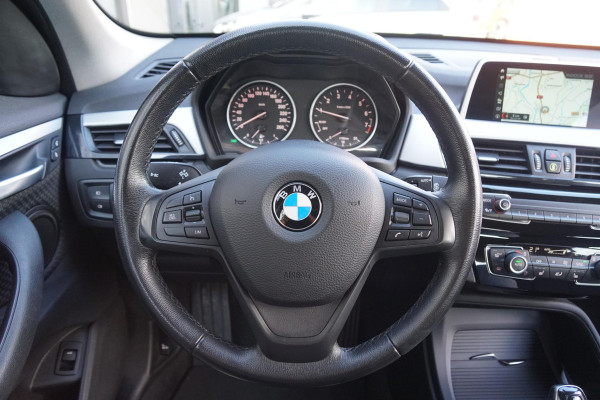 BMW X1 sDrive18i High Executive + SENSOREN / STOELVERWARMING / NAVIGATIE