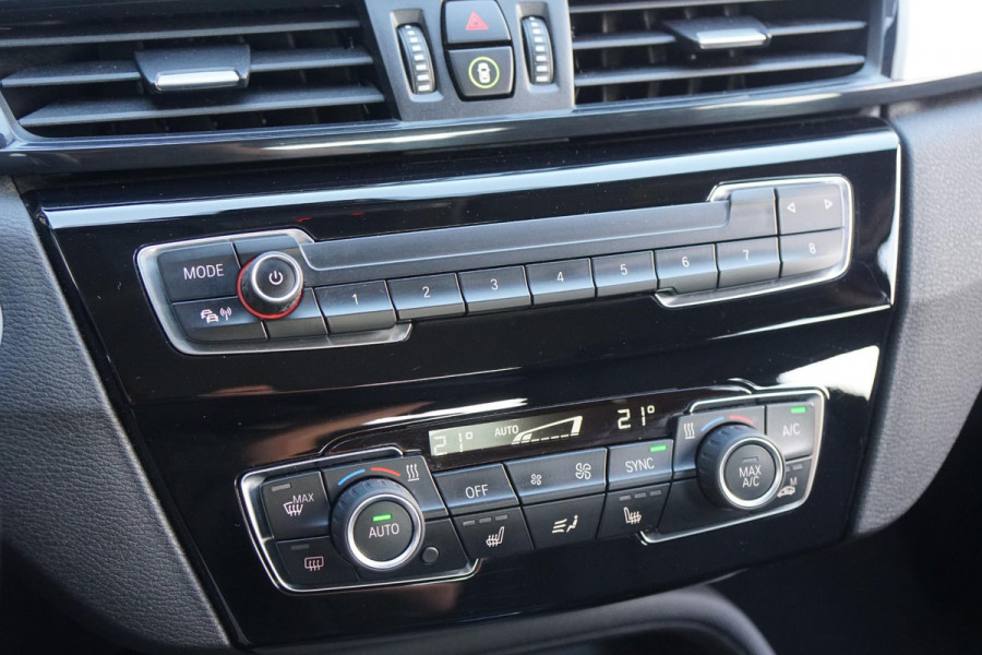 BMW X1 sDrive18i High Executive + SENSOREN / STOELVERWARMING / NAVIGATIE