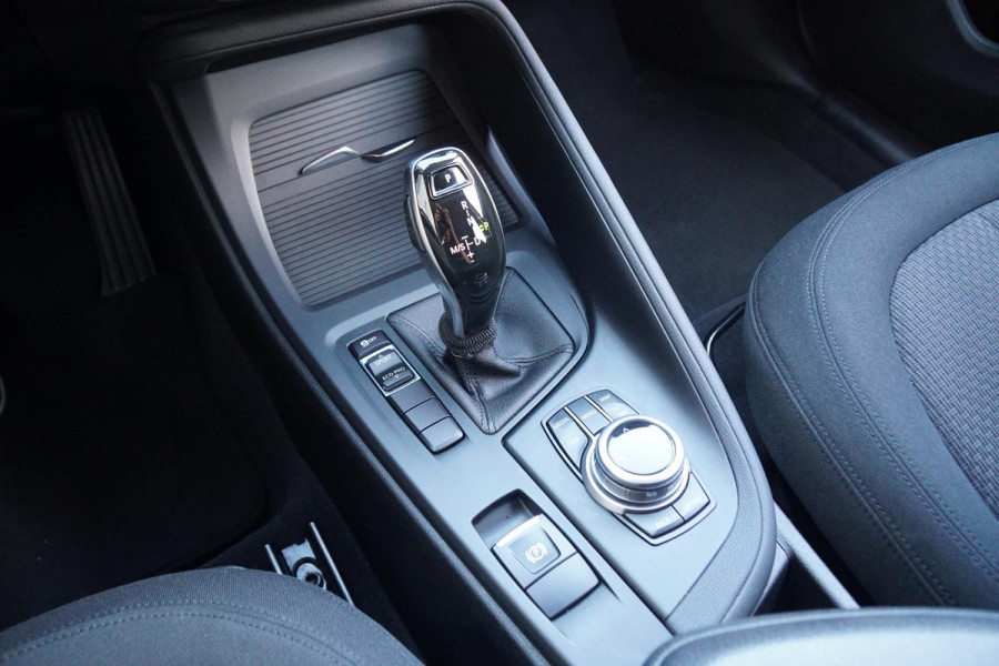 BMW X1 sDrive18i High Executive + SENSOREN / STOELVERWARMING / NAVIGATIE