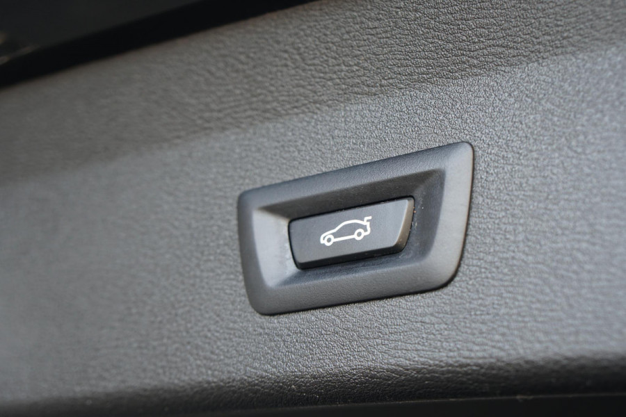 BMW X1 sDrive18i High Executive + SENSOREN / STOELVERWARMING / NAVIGATIE