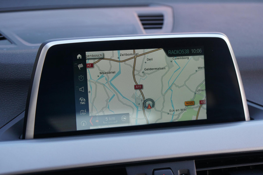 BMW X1 sDrive18i High Executive + SENSOREN / STOELVERWARMING / NAVIGATIE