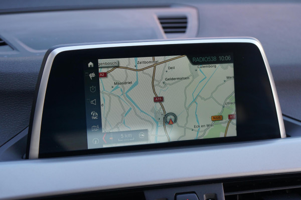 BMW X1 sDrive18i High Executive + SENSOREN / STOELVERWARMING / NAVIGATIE