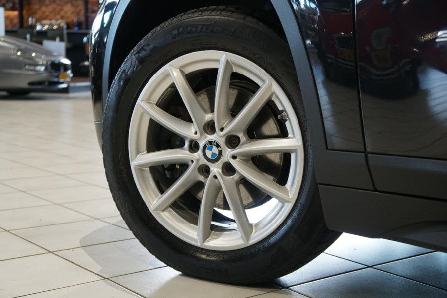 BMW X1 sDrive18i High Executive + SENSOREN / STOELVERWARMING / NAVIGATIE
