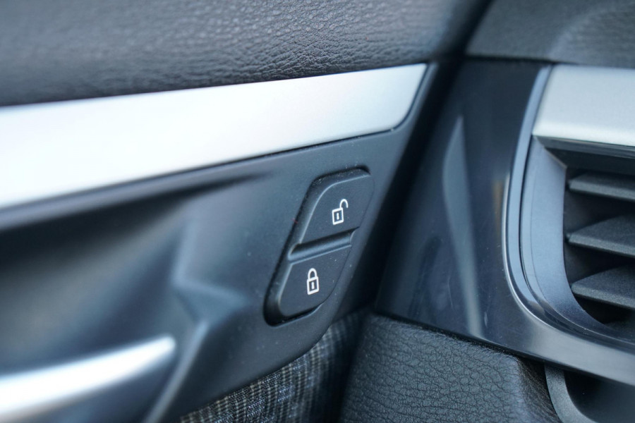BMW X1 sDrive18i High Executive + SENSOREN / STOELVERWARMING / NAVIGATIE